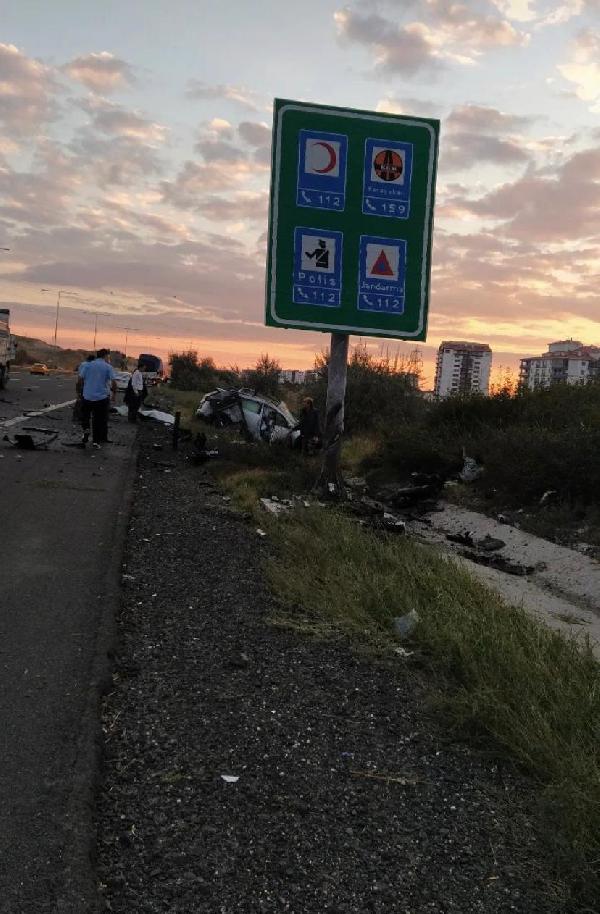 Trafik levhasına çarpan otomobil ikiye ayrıldı: 1 ölü, 2 yaralı