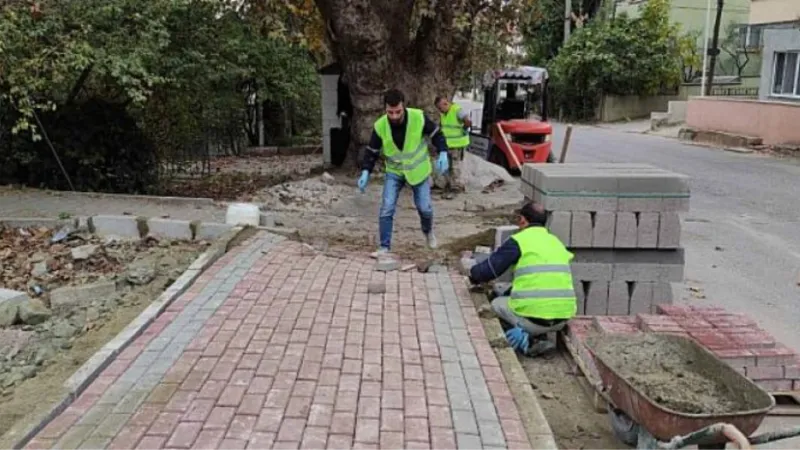 Gölcük Atatürk Mahallesi Yalı Yolu Caddesinde kaldırımlar yenilendi