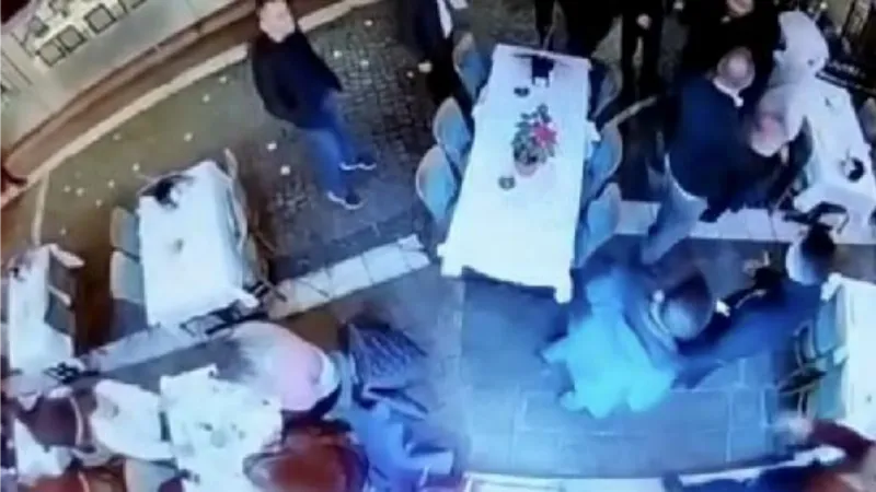 Kumkapı'da komşu restoran çalışanlarının kavgası kamerada