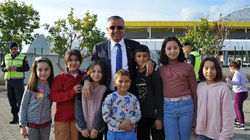 Kemer’de ‘Trafikte Okul-Jandarma Elele Birlikte Güvenli Geleceğe’ programı düzenlendi