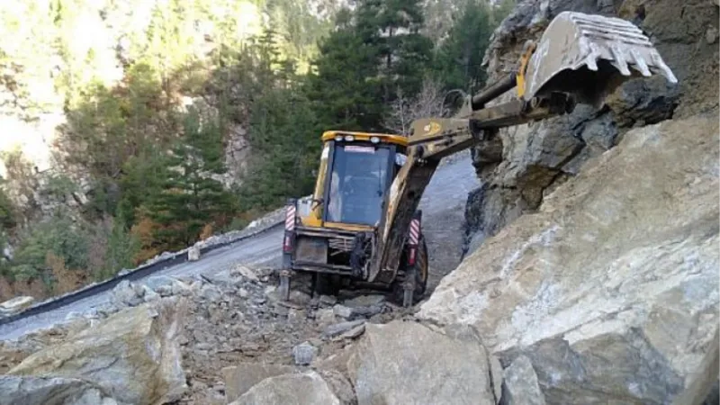 Alanya'da yağış nedeniyle  bozulan yollar onarılıyor