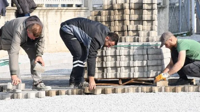 İznik Belediyesi merkez ve taşra mahallelerde tüm birimleriyle çalışmalarını aralıksız sürdürüyor.