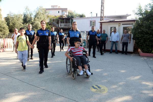 Anne ve babaları kazada ölen kardeşleri okula polis götürdü