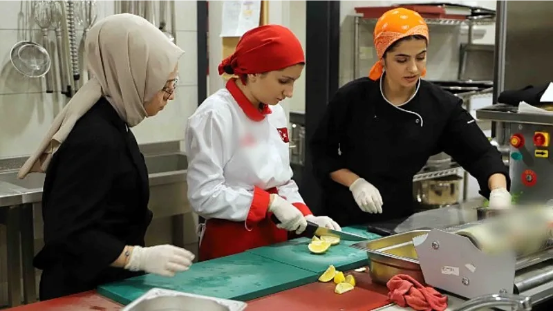 Liseli öğrenciler mutfakta döktürüyor