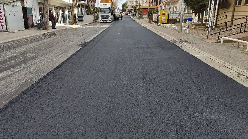 Körfez Fatih Mahallesi İstiklal Caddesi'nde Asfalt Serimi Yapılıyor