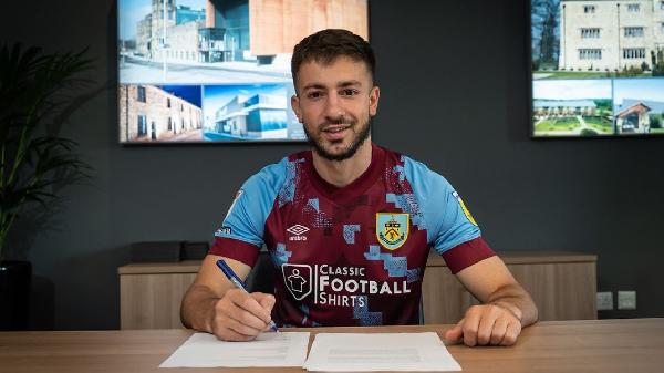 Halil Dervişoğlu kiralık olarak Burnley'de