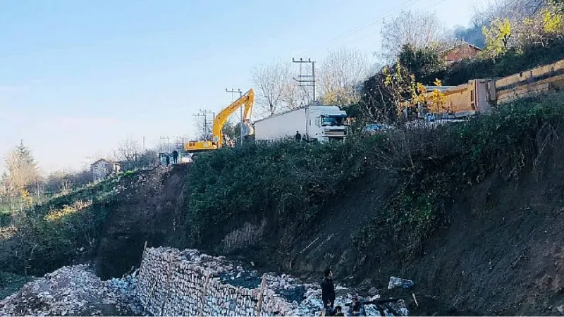 Gölcük Selimiye ve İhsaniye yolunda genişletme ve taş duvar yapılıyor