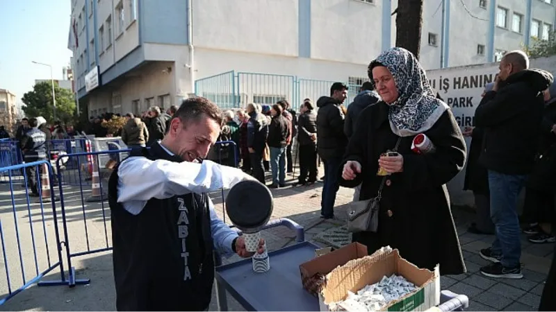 EYT'lilere çay, çorba ve kek ikramı