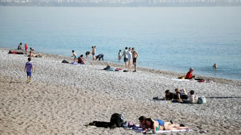 Antalya'da ocak ayında yabancıların deniz keyfi