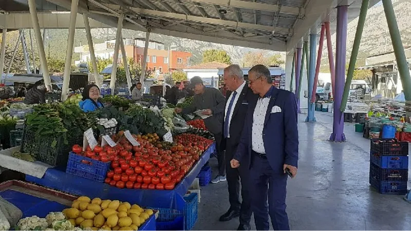 Başkan Topaloğlu'ndan pazar esnafına ziyaret