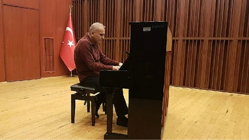 Piyanist Kamil Sökmen Ege'de kulakların pasını sildi