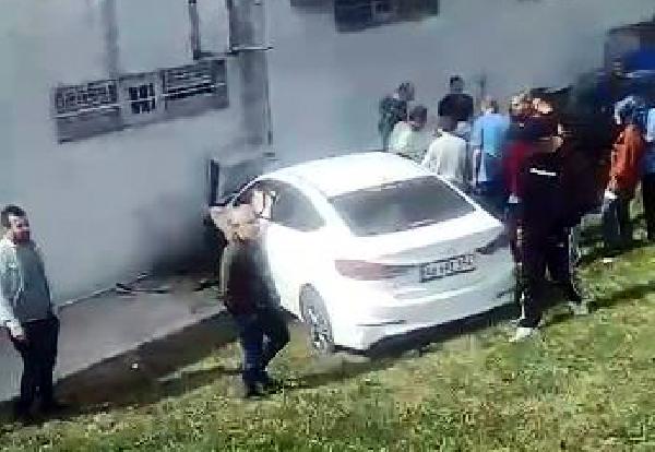 Avcılar'da otomobil şarampole yuvarlanıp duvara çarptı: 2 yaralı