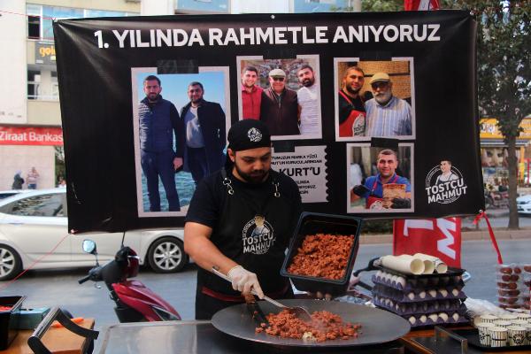 Tostçu Mahmut’un kurucusu Anıl Kurt’un ölüm yıl dönümünde ücretsiz ‘ütü tostu’ dağıtıldı