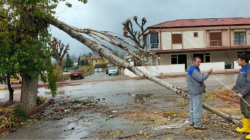 Kemer'de şiddetli yağmur ve fırtına