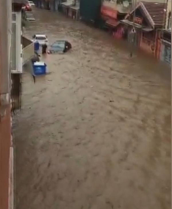 Beykoz'da Küçüksu deresi taştı; Ev ve işyerleri su altında kaldı