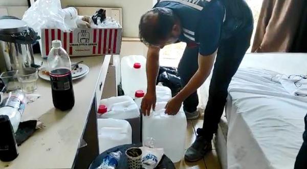 Otel odasında üretilen 387 litre sahte içki ele geçirildi