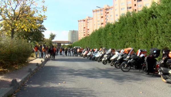 Küçükçekmece'de bir siteye motorla alınmayan motokuryeler, protesto eylemi yaptı