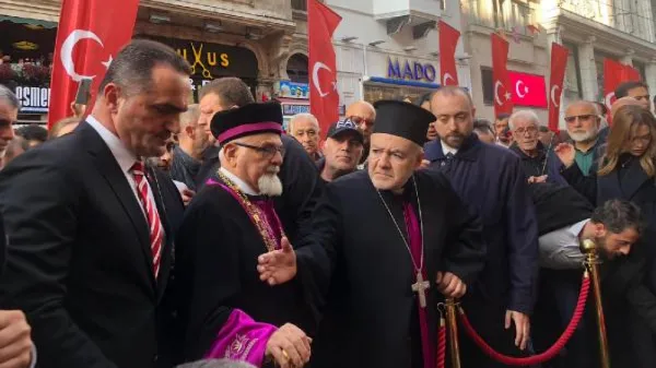 İstiklal Caddesi'nde teröre karşı birlik ve beraberlik yürüyüşü düzenlendi