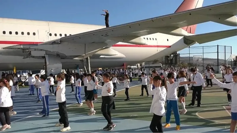 300 Öğrenci Ulu Önder Mustafa Kemal Atatürk'ün Havacılık ve Halk  Oyunları İle İlgili Sözlerini Okul Bahçesindeki Uçağın Gölgesinde Yapılan Etkinlikle Öğrendi