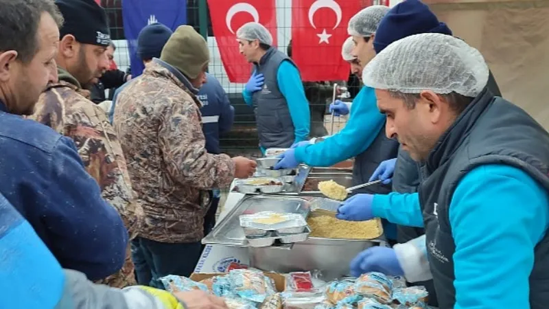 İstanbul Büyükşehir Belediyesi (İBB) Hatay'da Sıcak Yemek Dağıtmaya Başladı