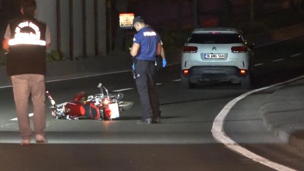 Motosikletten düşen 2 kişinin üzerinden araç geçti; 2 ağır yaralı