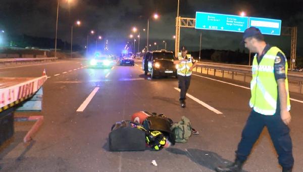 Kaza yapan motosikletteki Türk Bayrağını gören jandarma önce öptü sonra ekip aracına koydu