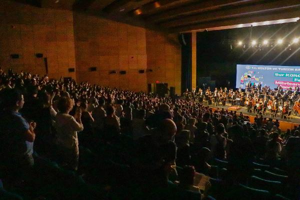 Cumhurbaşkanlığı Senfoni Orkestrası 13 yıl aradan sonra Diyarbakır'da konser verdi