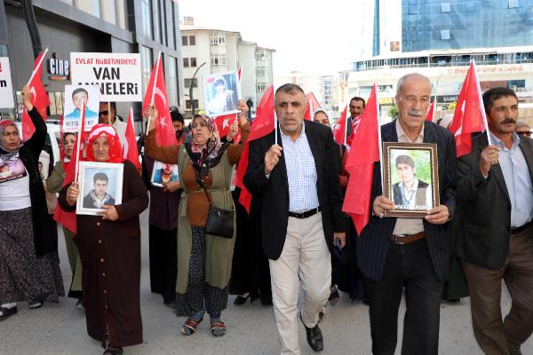 Van'da evlat nöbetindeki anne: Ne günümüz gün ne bayramımız bayram