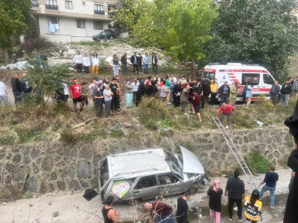 Maltepe'de otomobil dere yatağına düştü