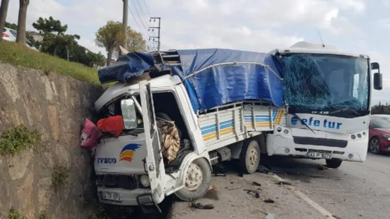 Servis midibüsü kamyonete çarptı: 4 yaralı