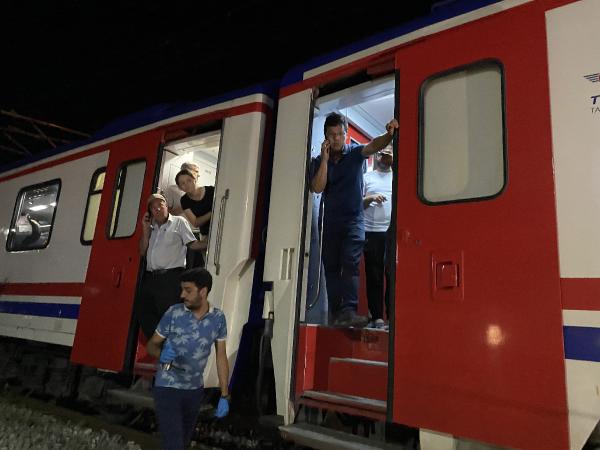 Raylardan yolun karşısına geçmek istedi; trenin çarpmasıyla öldü