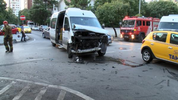 Kadıköy’de işçileri taşıyan iki servis minibüsü çarpıştı; 1 yaralı 