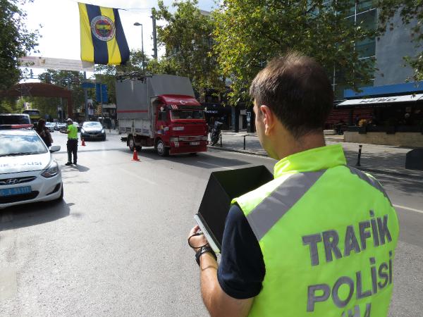 Kadıköy'de ceza kesilen sürücü: Emniyet kemerini hiç takmıyorum, ilk defa ceza yiyorum