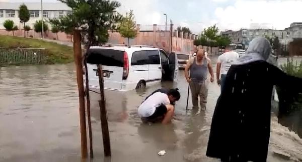 Avcılar'da yollar göle döndü, işyerlerine su bastı