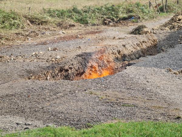 Düzce'de, altyapı çalışmasında doğal gaz borusu alev aldı