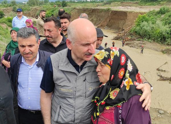 Bakan Karaismailoğlu, selden etkilenen Düzce'de incelemelerde bulundu