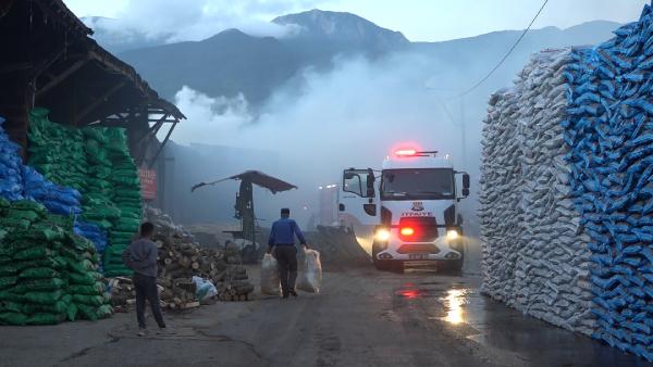 Bursa'da odun ve kömür depolama tesisindeki 2 depoda korkutan yangın