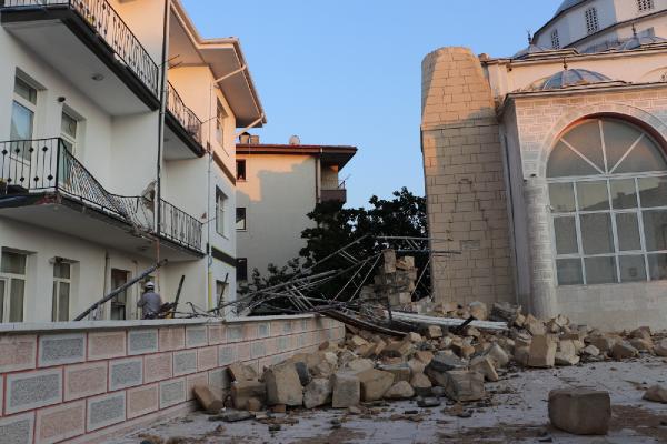 Ankara'da fırtına ve sağanak hayatı felç etti: 1 ölü, 6 yaralı