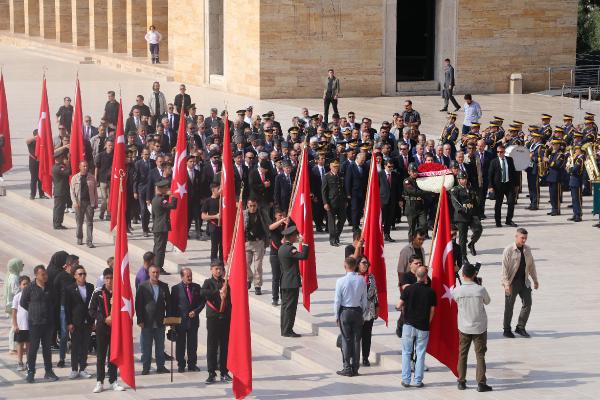 Vali Şahin ve gazilerden Anıtkabir'e ziyaret