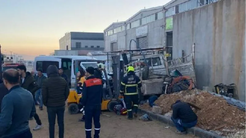 Gaziantep'te servis minibüsü, kamyonete çarptı: 2 işçi öldü, 3 yaralı