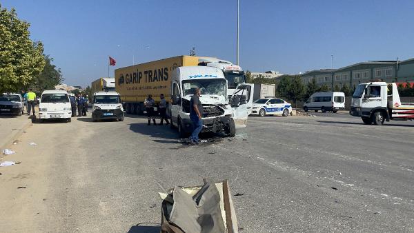 Gaziantep'te işçi servisi, TIR'a çarptı: 6 yaralı