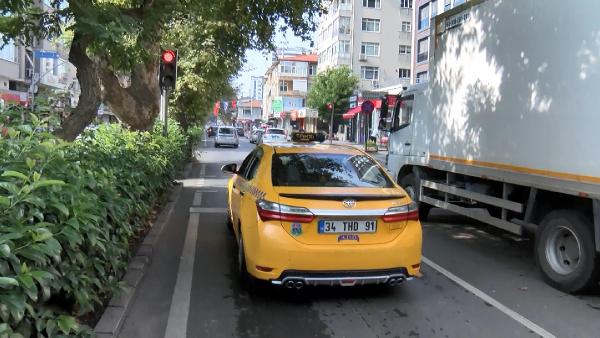 Kadıköy'de kaza yapan motosikletli taksinin üzerine düştü