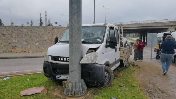 Kamyonet direğe çarptı; 2 yaralı