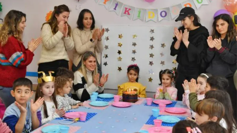 Depremzede çocukların buruk doğum günü