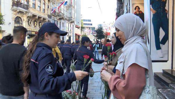 İtfaiye Haftası kutlamalarında tulumbacılar İstiklal Caddesi'nde yürüdü