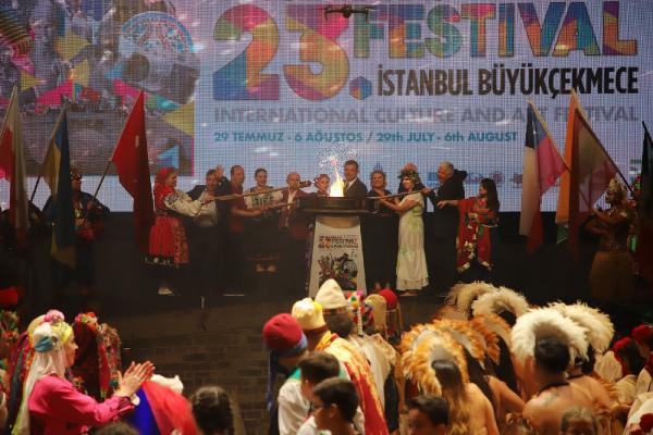 Uluslararası İstanbul Büyükçekmece Kültür ve Sanat Festivali’nin meşalesi yakıldı