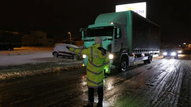 Afyonkarahisar-Antalya yolunda ulaşıma 'kar' engeli