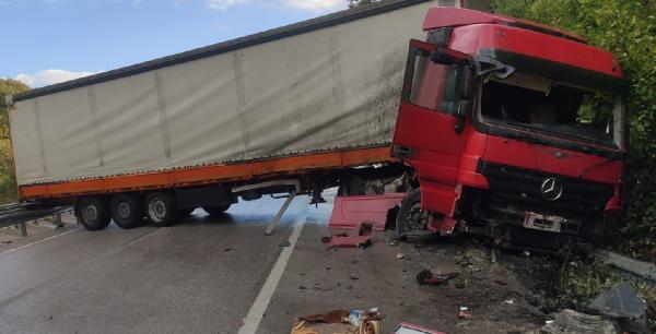 Bariyerlere çarpan TIR'ın sürücüsü yaralandı; Bursa- Ankara karayolu trafiğe kapandı