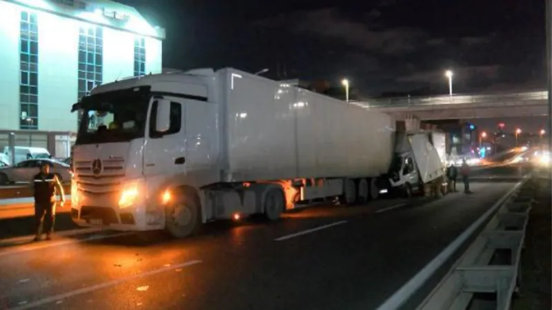 Beylikdüzü'nde kamyonet yola park edilen TIR'a çarptı