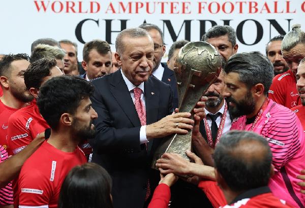 Dünya Şampiyonu olan Ampute Futbol Milli Takımı'na tebrik mesajları